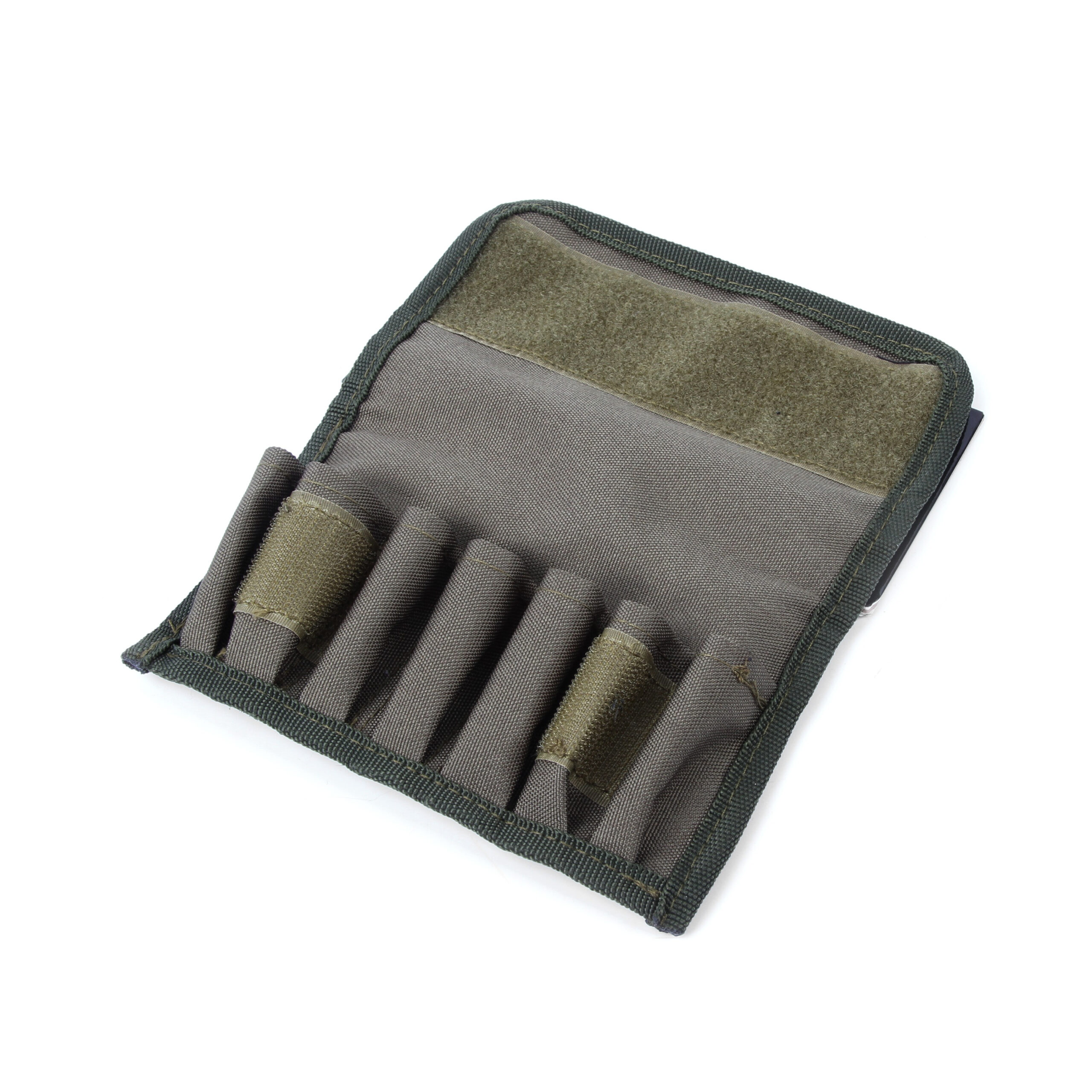 panostasku bear claw haulikolle | Suomen Erämetsästys Close-up of a dark green tactical pouch with Velcro strap and multiple narrow pockets, showing durable fabric and stitching detail.