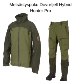 Metsästyspuku Dovrefjell Hybrid Hunter Pro | Suomen Erämetsästys Olive-green hunting jacket and matching cargo pants set designed for outdoor use, with multiple zip pockets and rugged boots nearby.