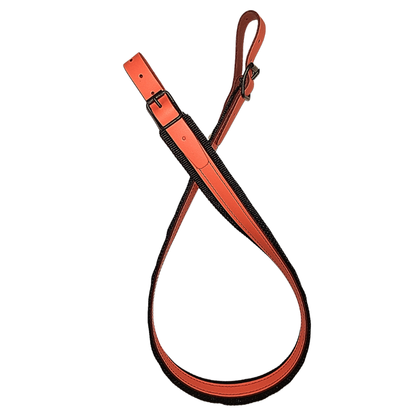 Asehihna Nahka-Nasta | Suomen Erämetsästys Red leather dog leash with loop handle and metal clip ready for walking a dogƗ