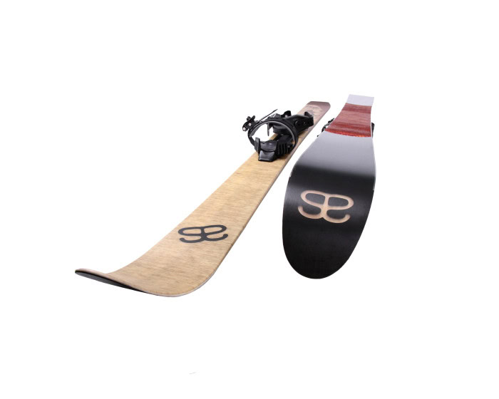 Altai tao 165cm liukulumikengät | Suomen Erämetsästys Splitboard with wood veneer deck and black binding, shown with its two halves separated for backcountry use.