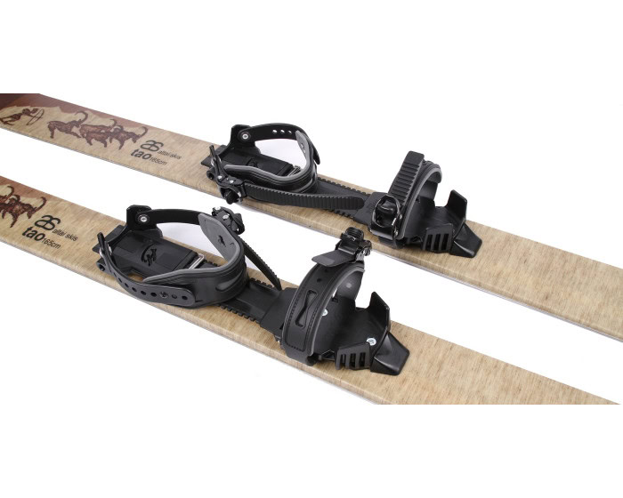 altai tao 165cm liukulumikengät + siteet3 | Suomen Erämetsästys Pair of wooden skis with black adjustable bindings laid side by side.