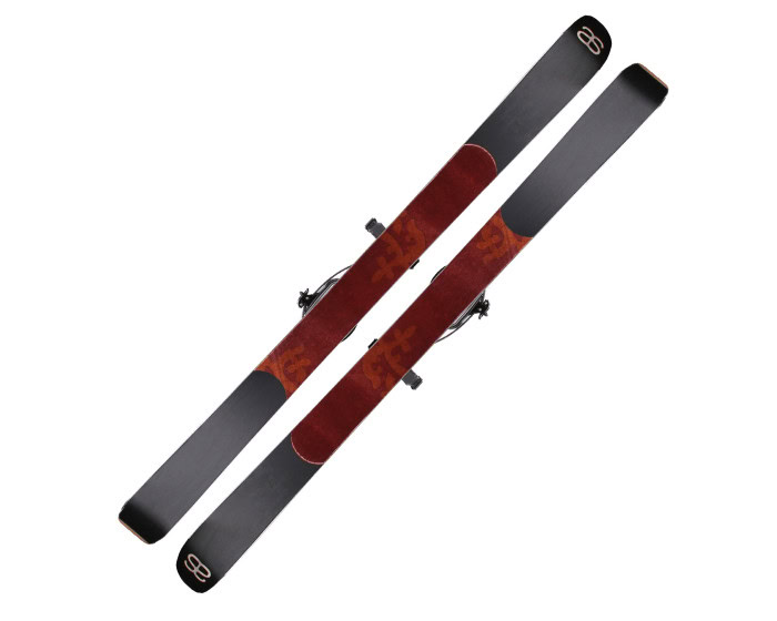 altai tao 165cm pitokarvat | Suomen Erämetsästys Pair of skis with red patterned center panels and black tips, bindings visible, arranged diagonally.