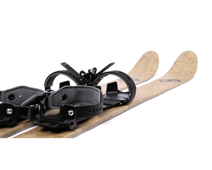 altai tao 165cm siteet | Suomen Erämetsästys Snowboard with black adjustable bindings attached, isolated on a white background.